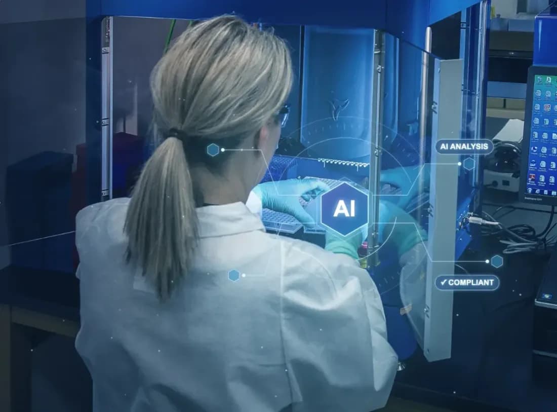 Labmedewerker bereidt testmonsters voor, met daaroverheen AI-analysegrafieken